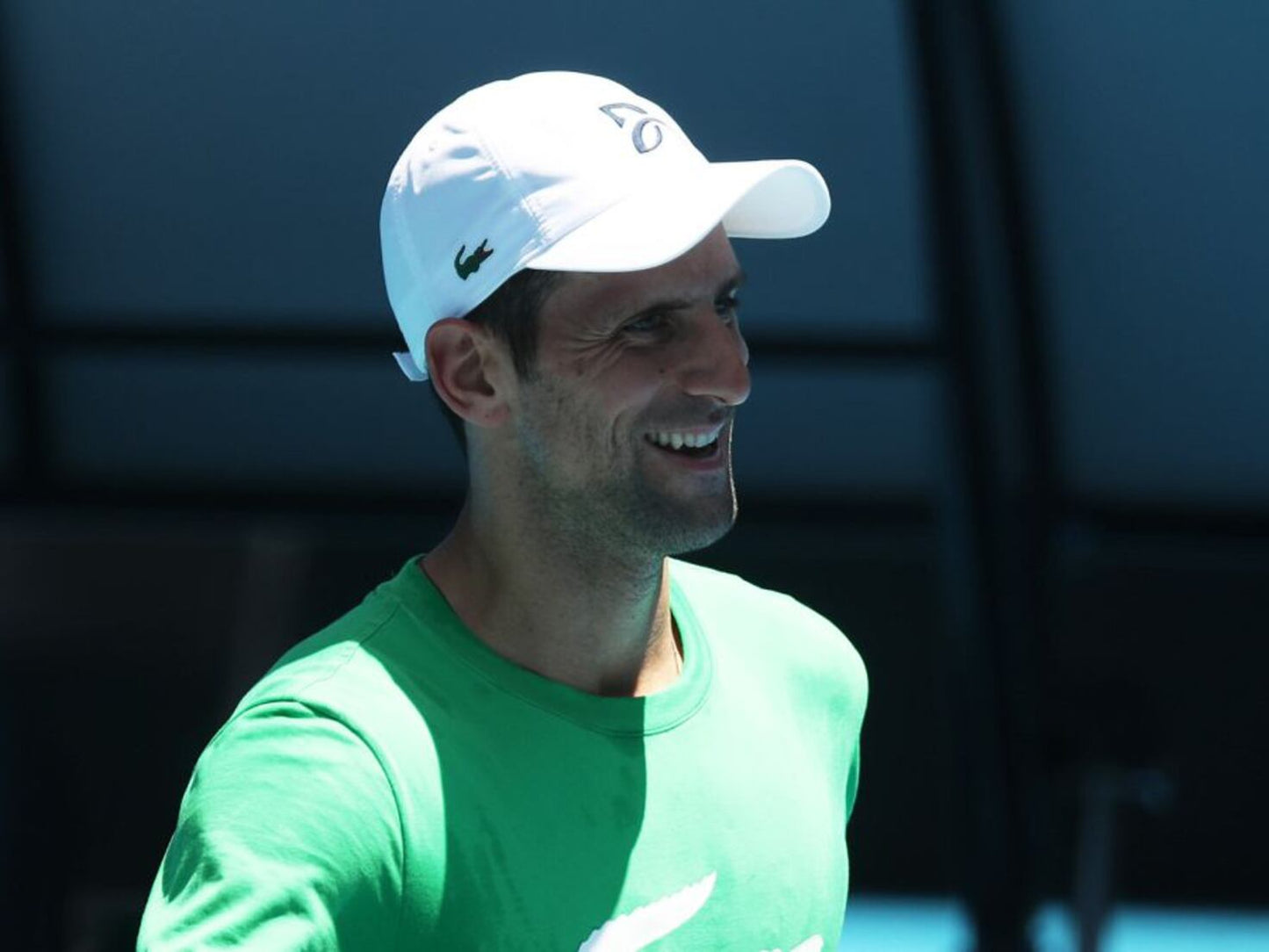 Modelo luciendo el Gorro Lacoste Azul/Blanco, ideal para un look deportivo y casual.