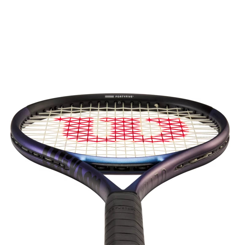 Raqueta Wilson Ultra 100 v4.0, diseñada para máxima potencia y estabilidad.