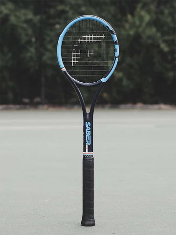 Raqueta SABER 37 con marco reforzado y diseño ergonómico para entrenamientos técnicos.