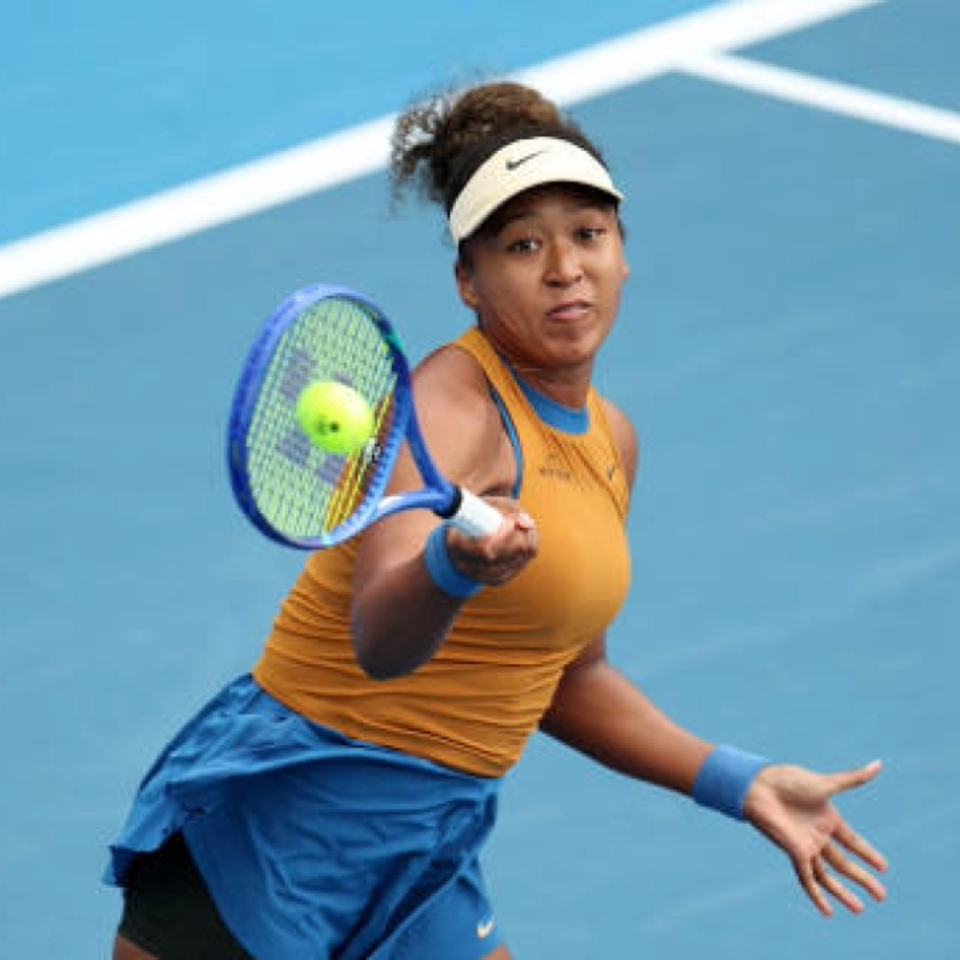 naomi osaka jugando con raquet tenis yonex blast blue 2025