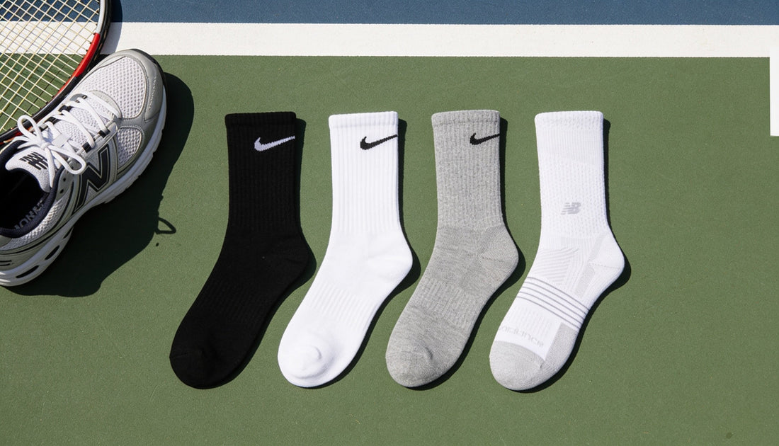 Calcetines de tenis Nike Everyday Cushioned y New Balance junto a una zapatilla