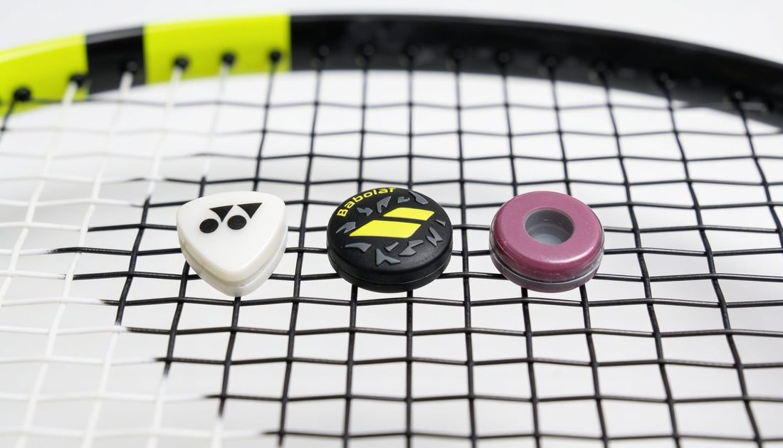 Antivibradores de tenis Yonex Stopper, Babolat Damp y Luxilon en las cuerdas de una raqueta