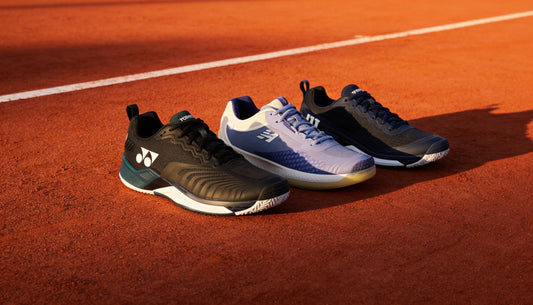 Zapatillas de tenis para arcilla Yonex Eclipsion, New Balance 996 Clay y Wilson Rush Pro Clay sobre cancha de arcilla