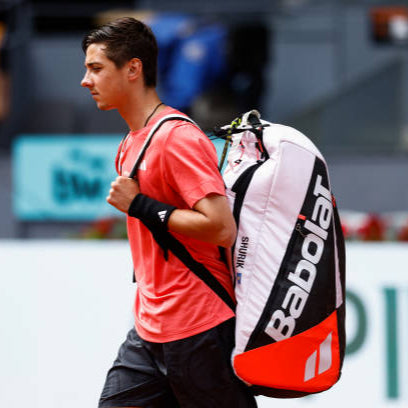Jugador profesional transportando el Raquetero Babolat Pure Strike 6R como mochila.