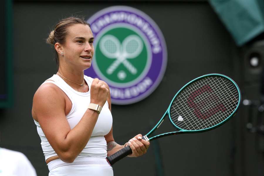 Aryna Sabalenka con la Wilson Blade 98 v9, una raqueta que equilibra potencia, control y precisión para un juego agresivo.