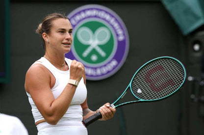 Aryna Sabalenka con la Wilson Blade 98 v9, una raqueta que equilibra potencia, control y precisión para un juego agresivo.