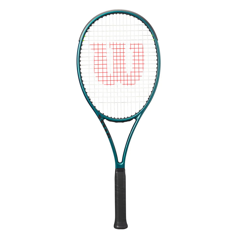 Raqueta Wilson Blade 100, diseño moderno con control y potencia mejorados.