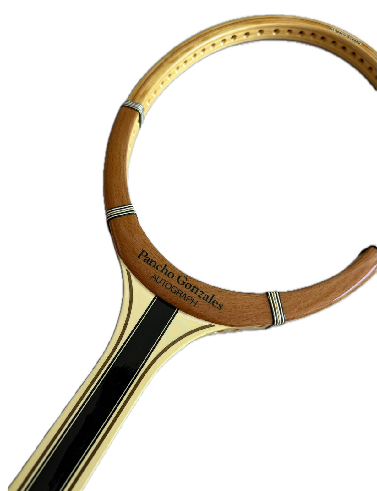 Detalle del aro de madera de la raqueta Spalding Pancho Gonzales Autograph, con la firma grabada en el marco