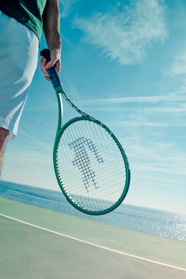 Lacoste L23 con marco aerodinámico y detalles exclusivos en el diseño