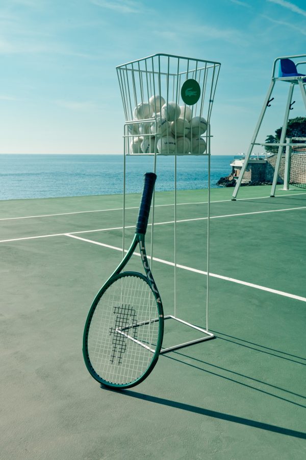 Raqueta Lacoste L23 con patrón de encordado optimizado para precisión y estabilidad.