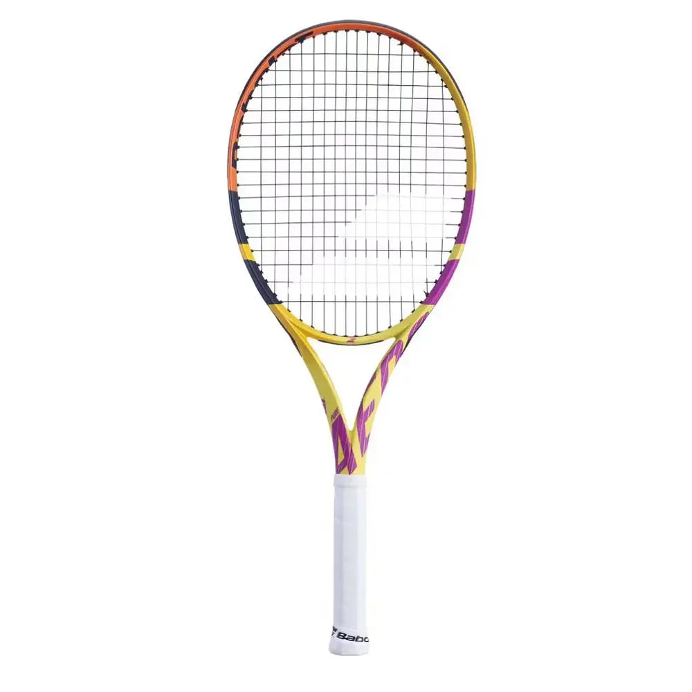 Raqueta Babolat Pure Aero Lite Rafa en amarillo y morado, ligera y potente.