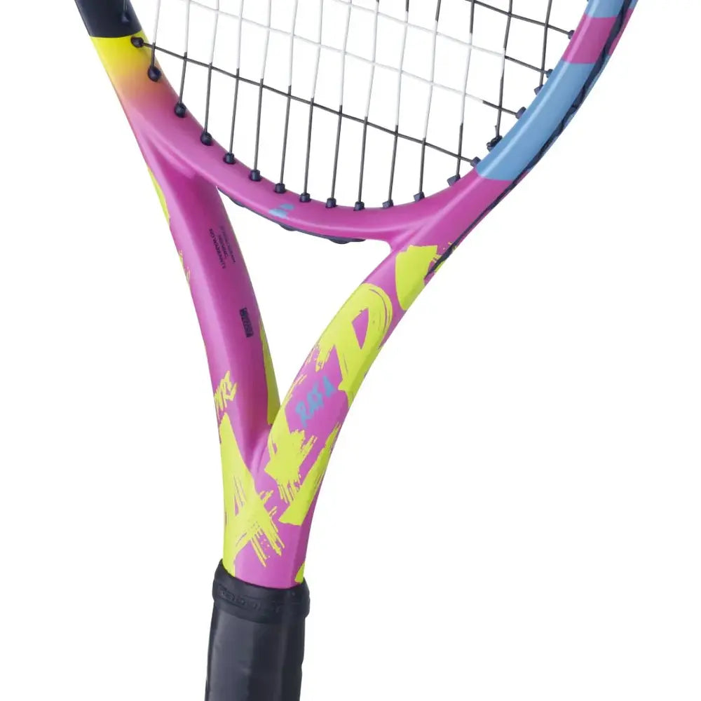 Babolat Pure Aero Rafa 2024 con marco aerodinámico para mayor velocidad y efectos.