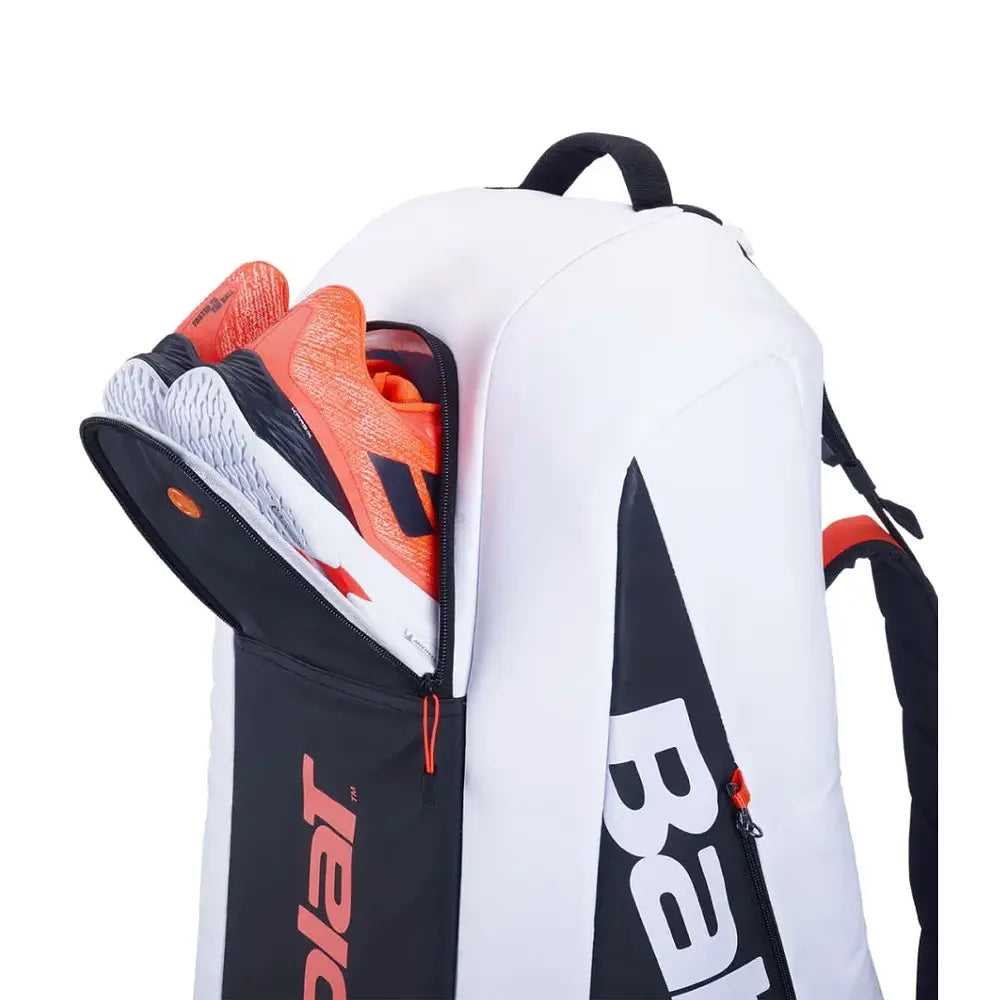 Raquetero Babolat Pure Strike 4th Gen 6R, diseño moderno en blanco y rojo.