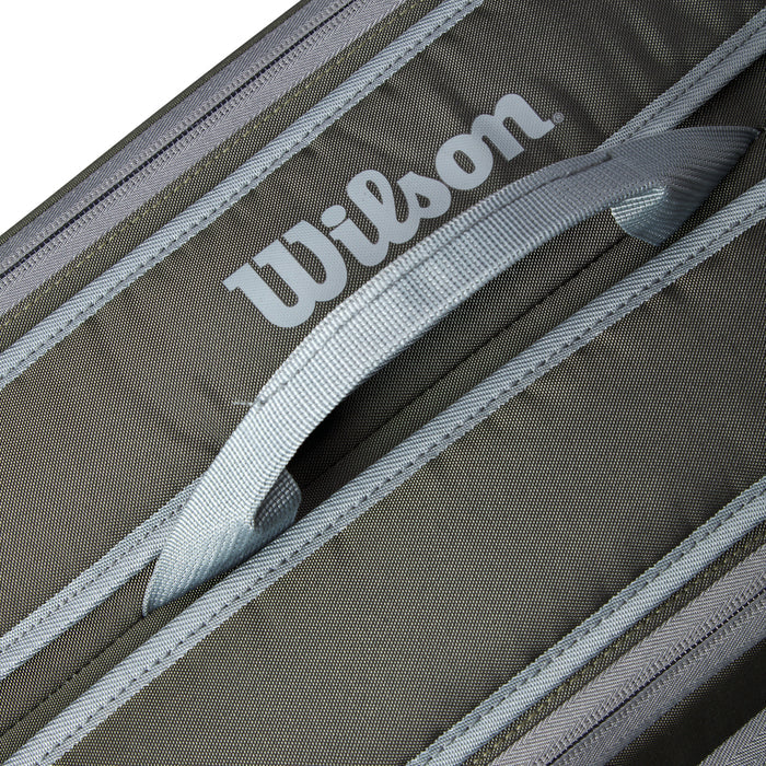 Wilson Tour 6R con materiales resistentes y correas acolchadas para mayor confort.