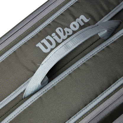 Wilson Tour 6R con materiales resistentes y correas acolchadas para mayor confort.