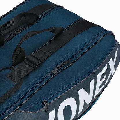 Bolso Yonex Team 9R con tres compartimentos principales y bolsillos adicionales para accesorios.