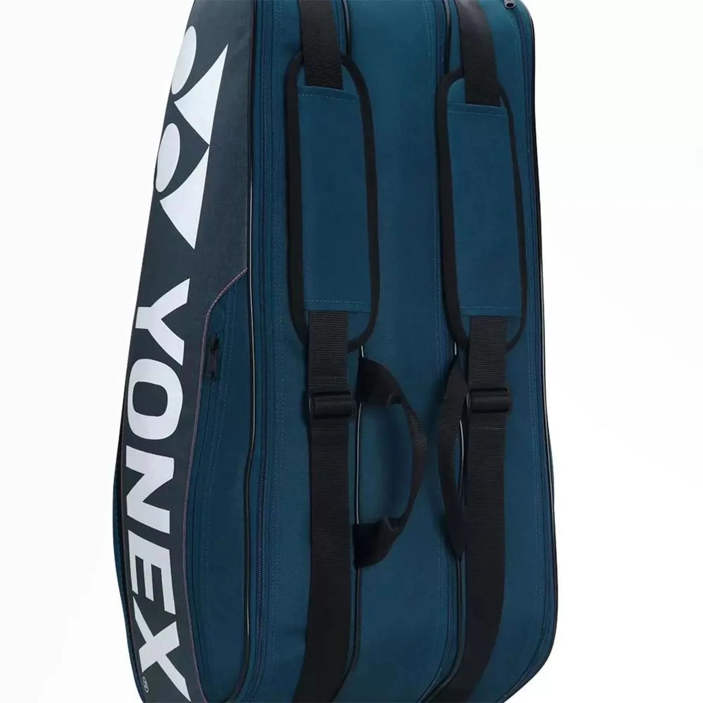 Yonex Team 9R con materiales resistentes y correas acolchadas para mayor confort.