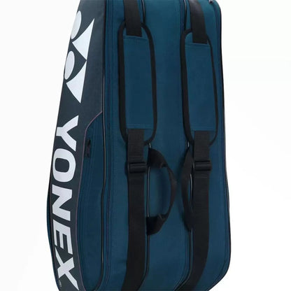 Yonex Team 9R con materiales resistentes y correas acolchadas para mayor confort.