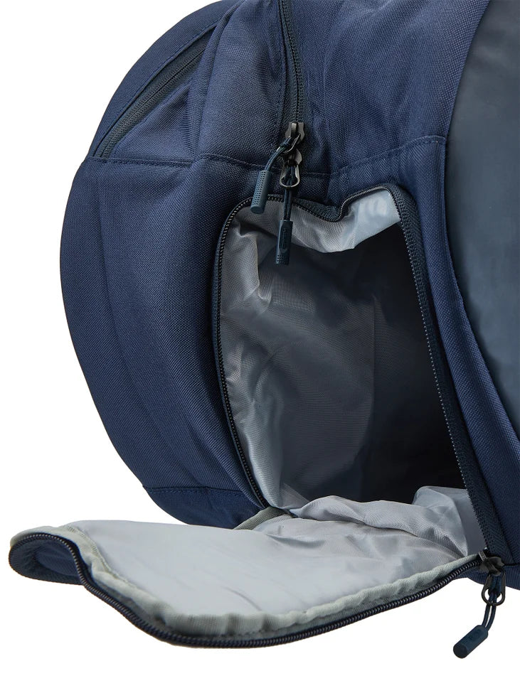 Compartimentos amplios para raquetas, ropa y accesorios con protección térmica