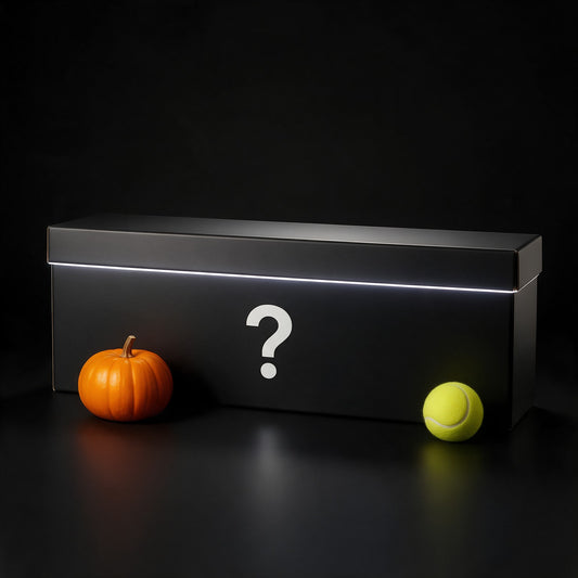 Mystery Box Halloween Caja Leyenda: caja negra extra grande junto a una calabaza y una pelota de tenis para escala