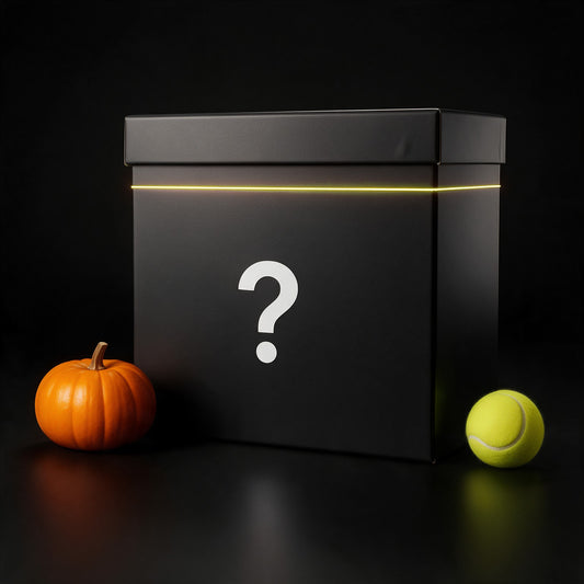 Mystery Box Halloween Caja Monstruo: caja negra grande junto a una calabaza y una pelota de tenis para escala
