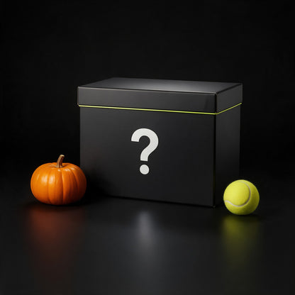 Mystery Box Halloween Caja Pesadilla: caja negra mediana junto a una calabaza y una pelota de tenis para escala