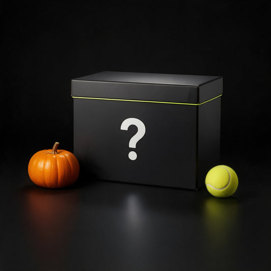 Mystery Box Halloween Caja Pesadilla: caja negra mediana junto a una calabaza y una pelota de tenis para escala