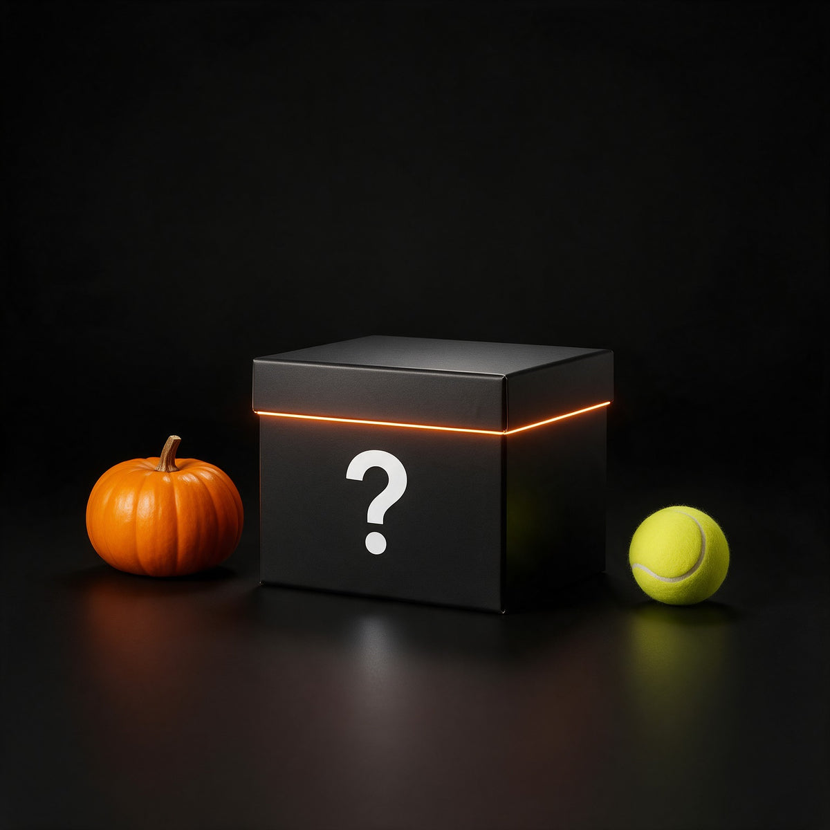 Mystery Box Halloween Caja Truco: caja negra pequeña junto a una calabaza y una pelota de tenis para escala