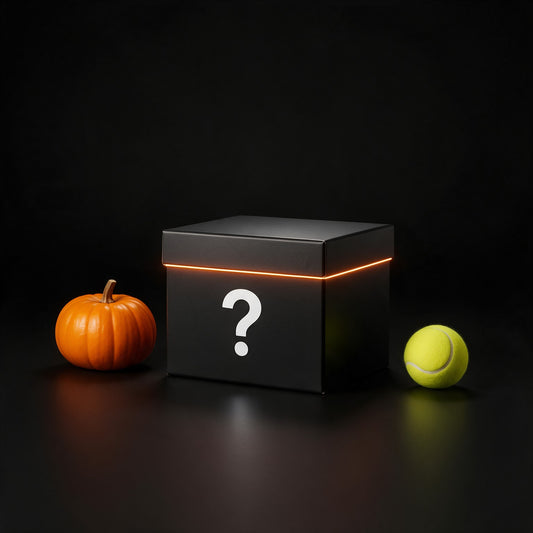 Mystery Box Halloween Caja Truco: caja negra pequeña junto a una calabaza y una pelota de tenis para escala