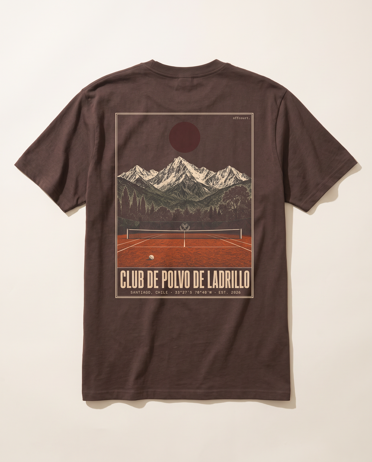 Espalda de la polera Club de Polvo de Ladrillo de offcourt. en chocolate con postal de cancha y cordillera