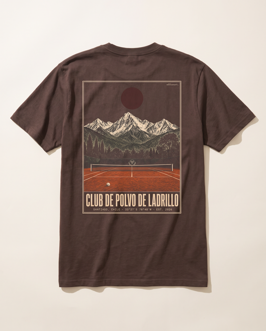 Espalda de la polera Club de Polvo de Ladrillo de offcourt. en chocolate con postal de cancha y cordillera