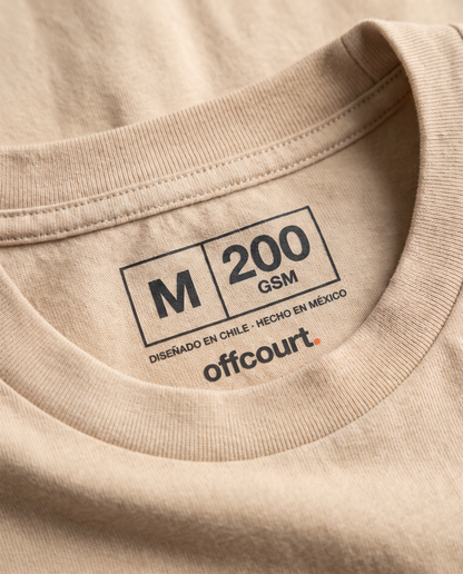 Cuello interior impreso de una polera de tenis offcourt. con talla y gramaje, sin etiqueta cosida