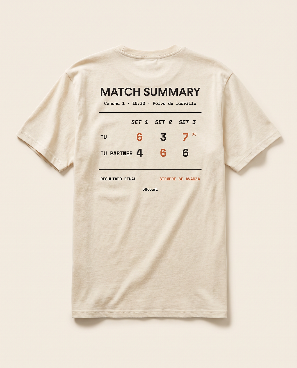 Espalda de la polera de tenis Match Summary de offcourt. en beige con el marcador TU vs TU PARTNER