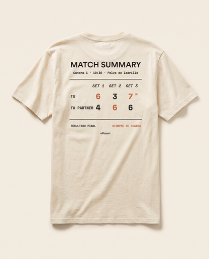 Espalda de la polera de tenis Match Summary de offcourt. en beige con el marcador TU vs TU PARTNER