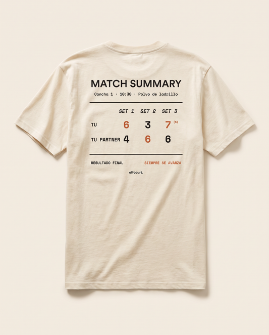 Espalda de la polera de tenis Match Summary de offcourt. en beige con el marcador TU vs TU PARTNER