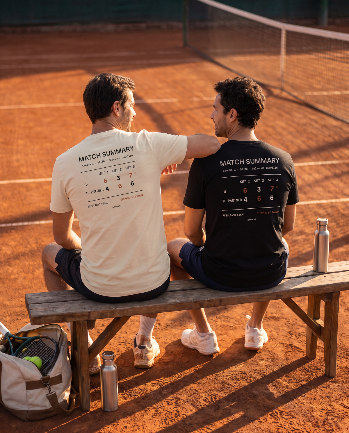 Dos tenistas de espaldas en la banca con las poleras Match Summary color Beige y color Negro, TU vs TU PARTNER