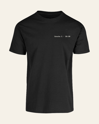 Frente de la polera de tenis Match Summary de offcourt. color Negro con Cancha 1 · 10:30 al pecho