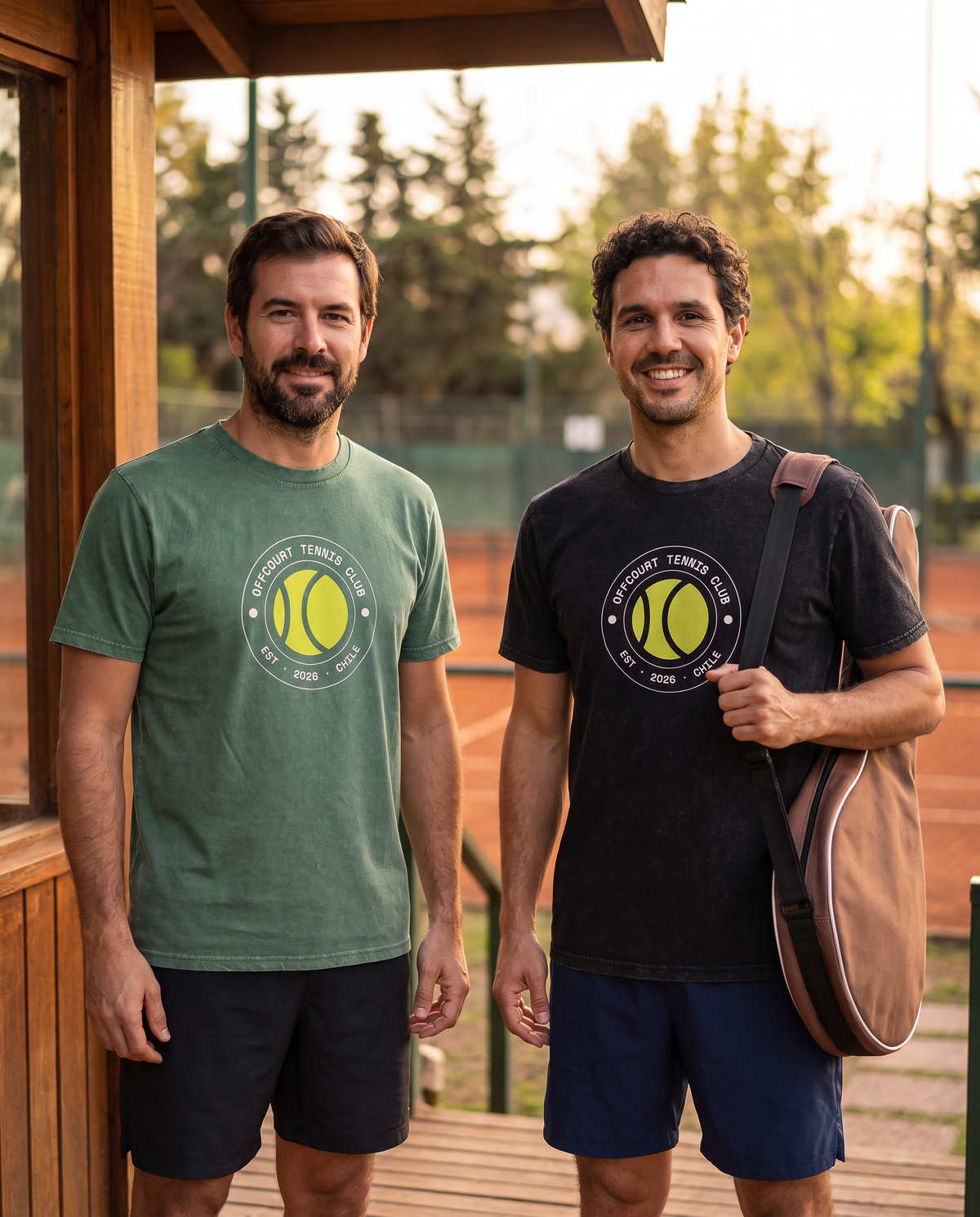 Dos tenistas con las poleras Socio Nº color Bosque y color Negro en la entrada del club de tenis
