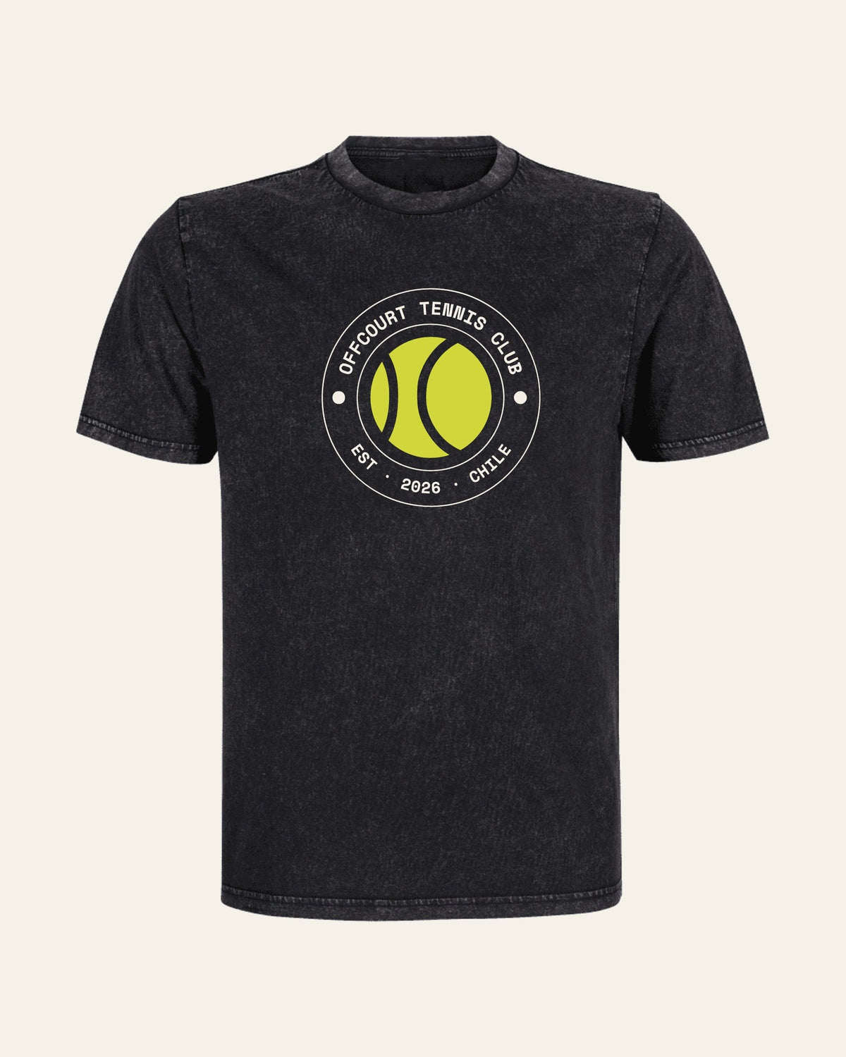 Frente de la polera acid wash Socio Nº de offcourt. color Negro con el crest OFFCOURT TENNIS CLUB