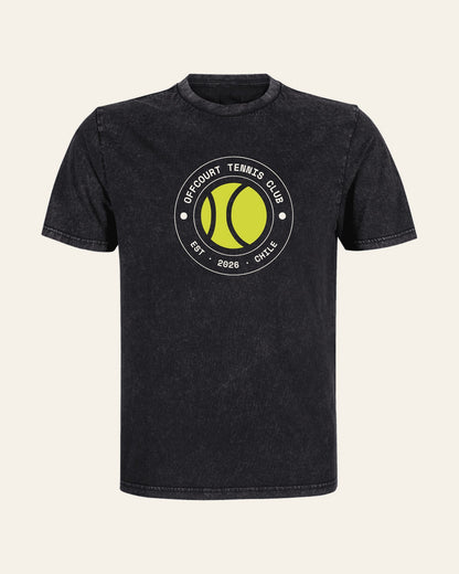 Frente de la polera acid wash Socio Nº de offcourt. color Negro con el crest OFFCOURT TENNIS CLUB