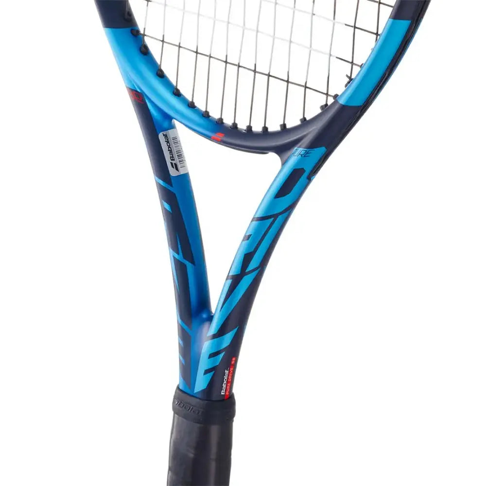 Babolat Pure Drive 98 con marco aerodinámico para mayor estabilidad y control.