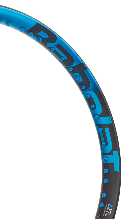 Babolat Pure Drive Lite con marco aerodinámico para mayor velocidad y control.