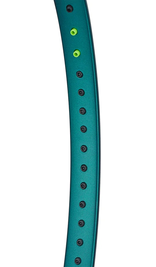 Wilson Blade 100 V9 con marco reforzado y tecnología FORTYFIVE° para estabilidad.