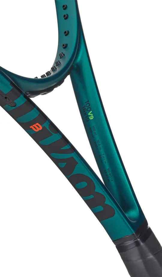 Wilson Blade 100 con marco aerodinámico y tecnología FORTYFIVE° para mayor estabilidad.