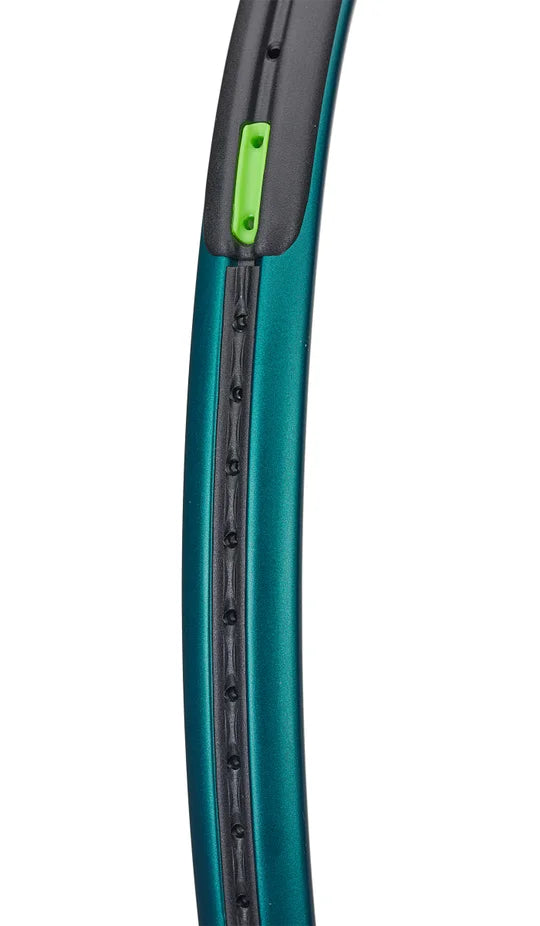 Wilson Blade 100 V9 con marco reforzado y tecnología FORTYFIVE° para estabilidad.