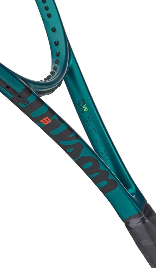 Raqueta Wilson Blade 98 V9 con patrón 16x19 para efectos y golpes precisos.