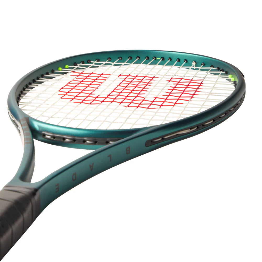 Raqueta Wilson Blade 100L V9 con patrón de encordado 16x19 para efectos y control.