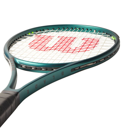 Raqueta Wilson Blade 100L V9 con patrón de encordado 16x19 para efectos y control.