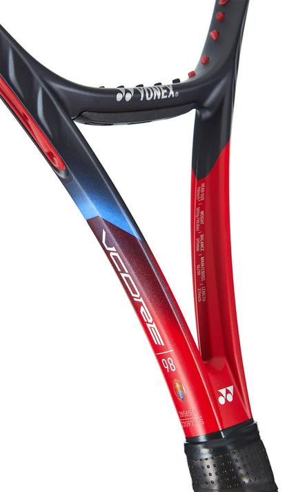 Raqueta Yonex VCORE 98 Scarlet con diseño elegante y tecnología avanzada