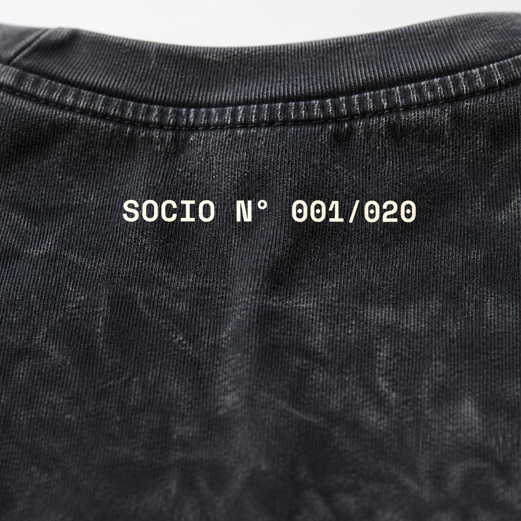 Detalle de la numeración Socio Nº 001/020 impresa en la nuca de la polera Socio Nº color Negro, OffCourt